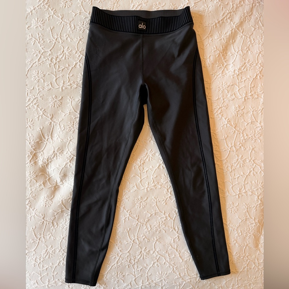 Alo Yoga Airlift High-Waist 7/8 Line Up Legging in Black - Picture 3 of 6